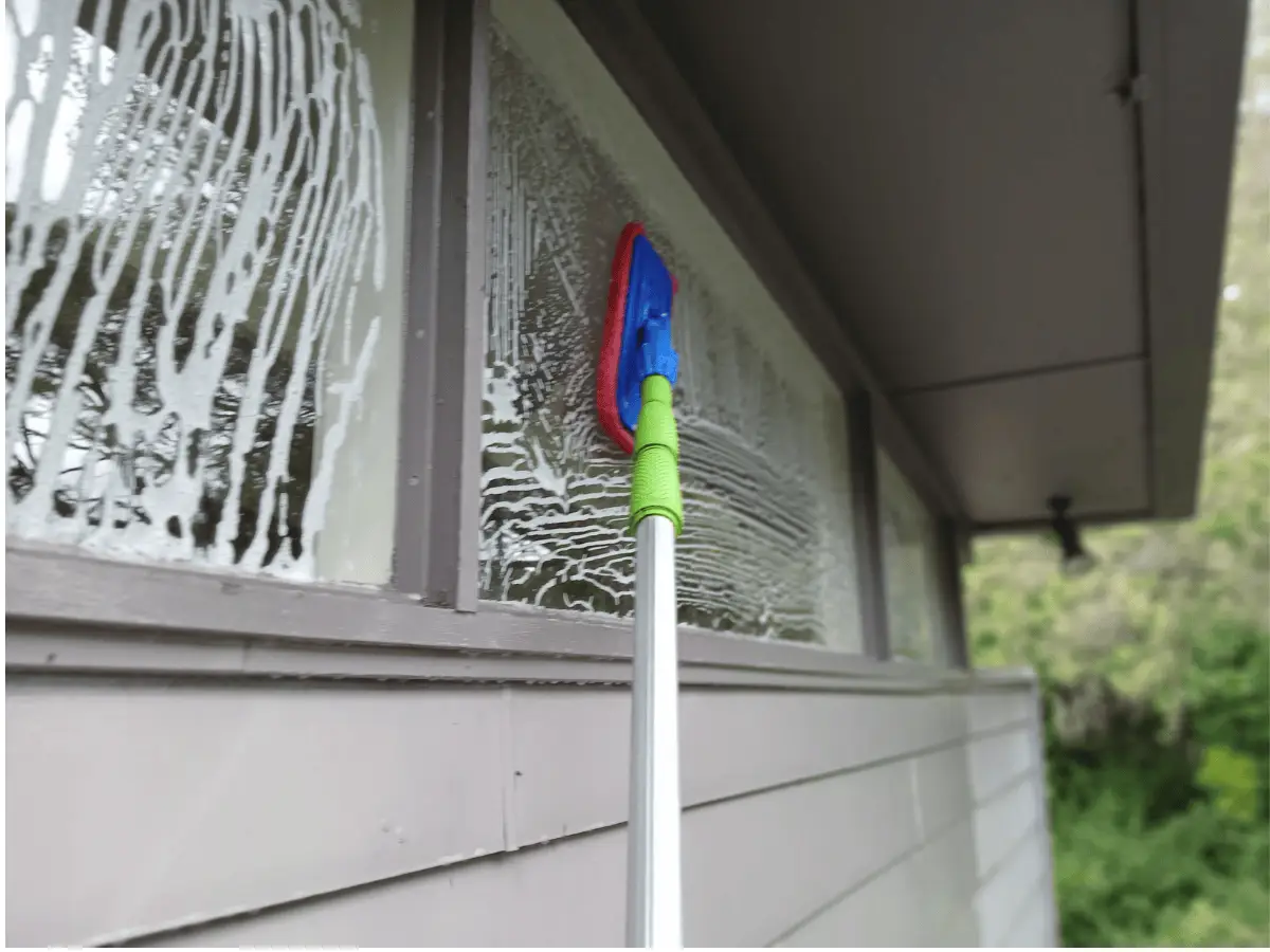 Eco window clean with plant based solution